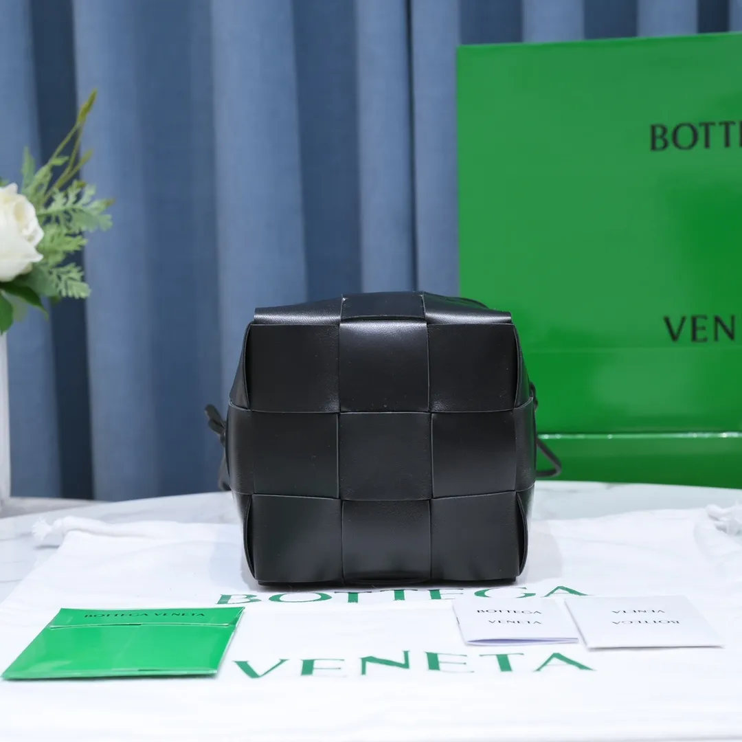 Bottega veneta* new woven small bucket bag latest series # The square bag shape is matched with classic woven elements, drawstring design, minimalism, and has a very large capacity. Every color is beautiful, it is simple and elegant but has a cool style. It can be used by both men and women, and the upper body is fashionable and classy! Style number: 6612# Large size: 19x14x13cm